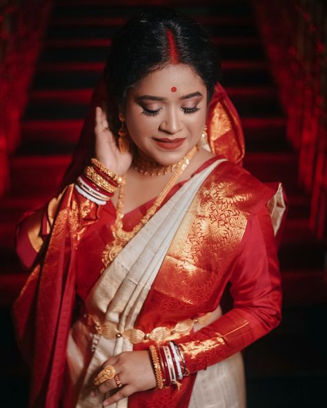 Real bride story Traditional Bengali bride on her Reception 💕 Get ur glam makeover and be beautiful in most unique way Booking open -2024-2025 . Pro class will start from march Registration open . . #wedding #bride #fyp #love #bridetobe #makeup #kolkatamakeupartist #live #happiness #digital #social #bestmakeupartistkolkata #snehabhowmickmakeup #makeupartistindia #indian #beauty #bengali #bridal #entrepreneur #travel #destination #luxe #lifestyle #tradition #artist #art Bengali Bride, Best Makeup Artist, Be Beautiful, Real Brides, Artist Art, Wedding Bride, Lifestyle, Makeup, Travel