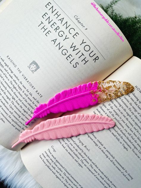 Beautiful handmade bookmarks to go with your current read💖✨ Resin Feather Bookmark, Resin Leaf, Home Decor Things, Resin Art Ideas, Leaf Bookmark, Feather Bookmark, Decor Things, Bookmark Craft, Handmade Bookmarks