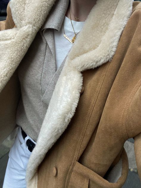 Shearling jacket, beige jacket, fall winter looks, name necklaces, old money aesthetics, cosy mood Beige Shearling Jacket Outfit, Shearling Jacket Outfit, Outer Outfit, London Style, Gold Name Necklace, Jacket Outfit, Shearling Jacket, White Tee, Minimalist Style