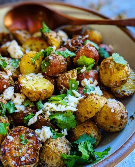 Za'atar Recipe, Zaatar Recipe, Baby Potato Recipes, Baby Potatoes, Mediterranean Diet Recipes, Middle Eastern Recipes, Side Recipes, Veggie Dishes, Vegan Dishes