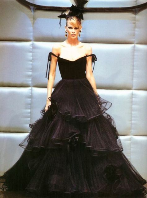 Ballgown Inspiration, 90s Runway Fashion, Valentino Haute Couture, Runway Fashion Couture, Valentino Couture, Valentino Dress, 90s Models, Red Carpets, Magazine Editorial