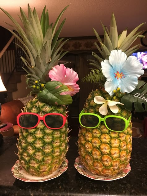 Housewarming Party Themes, Margaritaville Party, Hawaii Themed Party, Pineapple Health Benefits, Aloha Party, Luau Birthday Party, Hawaiian Birthday Party, Fiesta Tropical, Hawaiian Birthday