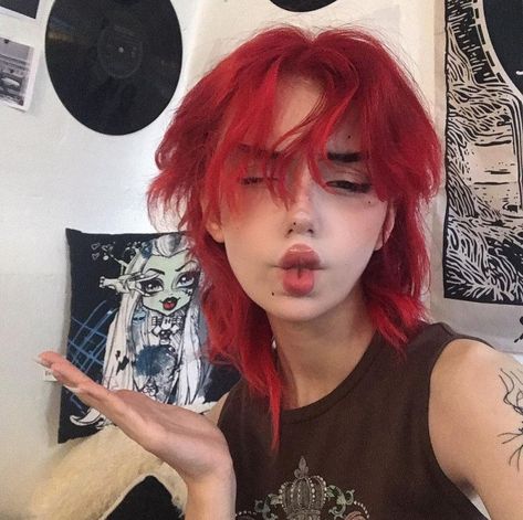 Hair Accessories Trend, Duck Lips, Event Look, Red Hair Accessories, Androgynous Hair, Short Red Hair, Short Grunge Hair, Red Hair Inspo, Dyed Red Hair