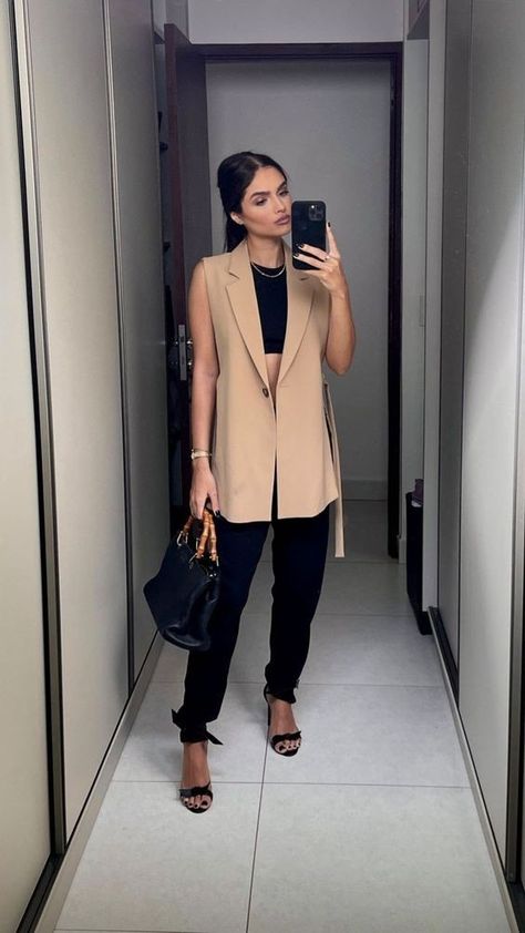 Outfits casuales para citas románticas" #CasualFashionAddict #CasualFashionistaStyle #CasualFashionInspiration #CasualFashionLover #CasualFashionStyle #CasualFashionista Sleeveless Blazer Outfit, Black Vest Outfit, Waistcoat Outfit, Vest Outfits For Women, Long Waistcoat, Sleeveless Blazer, Long Vest, Elegante Casual, Evening Outfits