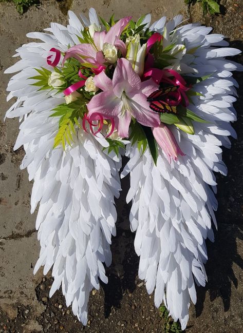 Angel Wing Floral Arrangements, Angel Wing Crafts, Cemetery Ideas, Casket Flowers, Diy Angel Wings, Heart Picture Frame, Gravesite Decorations, Deco Mesh Wreaths Diy, Grave Flowers