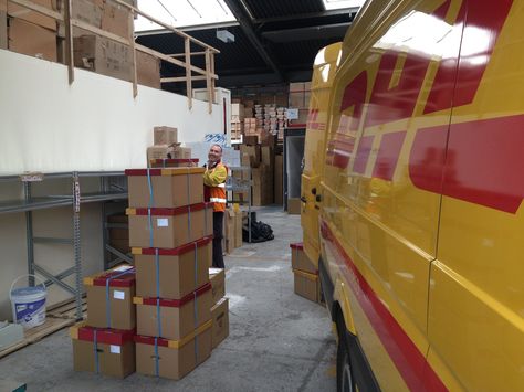 Happy DHL worker Dhl Delivery Package Video, Dhl Delivery Package, Room Snapchat, Jennifer Aniston Videos, Australian Money, Hospital Room Snapchat Stories, Shopping Pictures, Phone Packaging, Delivery Pictures