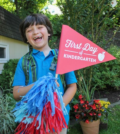 First and Last Day of School Free Printable Signs - Just Add Confetti First Day Of School Flag, Photo Graphic Design, School Flag, Photo Booth Printables, Kindergarten Photos, First Day School, School Printables, School Photo, Kindergarten First Day