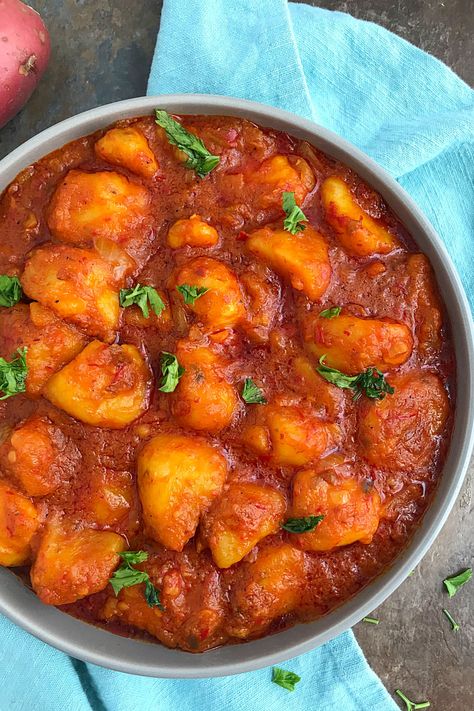 Top view of Potato porridge (potato pottage) in a grey bowl over a blue hand towel with a red potatao on the left upper corner African Potato Recipes, African Porridge, African Yams Recipe, Potato Porridge, Boiled Potatoes Recipe, Nigerian Meals, Dinner Potatoes, Red Potato Recipes, Yams Recipe