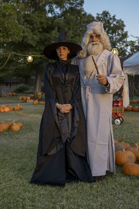 @notyouravg_mom on Instagram captured a beautiful photo in our exclusive Harry Potter costumes featuring McGonagall and Dumbledore. These costumes are perfect for any Harry Potter obsessed family to wear this Halloween! Dumbledore Halloween Costume, Mcgonagall And Dumbledore, Harry Potter Disfraz, Harry Potter Family Costumes, Harry Potter Ghosts, Dementor Costume, Dumbledore Costume, Ron E Hermione, Harry Potter Costumes