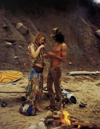 hippies being hippies Hippie Couple, Mundo Hippie, Style Hippie Chic, Crush Crush, Hippie Lifestyle, Hippie Aesthetic, Hippie Culture, Mode Hippie, Hippie Fashion