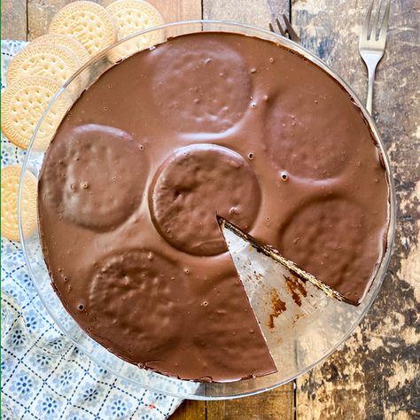 This 3 Ingredient Spanish Chocolate Cake, known in Spain as ¨Tarta de Chocolate de la Abuela¨, is truly one of the most incredible recipes that hail from Spain. It requires no oven and comes together in about 15 minutes. This chocolate cake has the most beautiful mouth-watering flavor, it´s above & beyond easy to make and it´s perfect for either dessert or a snack, next to a cup of coffee. What makes this cake so great is the simplicity of it. Made with just dark chocolate, milk and Maria cookie Spanish Chocolate, Mediterranean Seafood, Dessert Favorites, Maria Cookies, Winter Cooking, Seafood Stew, Homemade Cake Recipes, Decadent Cakes, Incredible Recipes