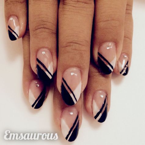 Simple black and white nail art Nail Art In Black, White Nails With Black, Nail Art Blanc, Designs Black And White, Art In Black And White, Nails With Black, Black And White Nail Designs, Black And White Nail, Black And White Nail Art