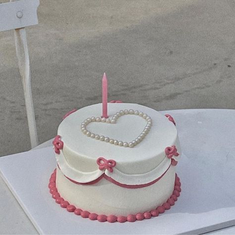 Cake Designs Love Birthday, Cute Aesthetic Cakes, Simple Design Cake, Minimalist Bday Cake, Birthday Cake Korean, Cake Icing Tips, Girly Birthday Cakes, Buttercream Birthday Cake, Small Birthday Cakes