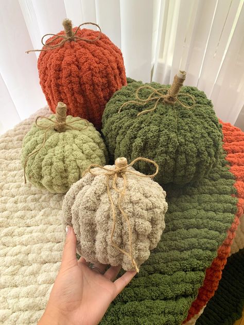 Chunky Knit Pumpkins, Yarn Pumpkins, Knit Pumpkins, Cute Fall Decor, Fall Sewing, Pumpkin Fall Decor, Chunky Blanket, Pumpkin Halloween Decorations, Pumpkin Decor