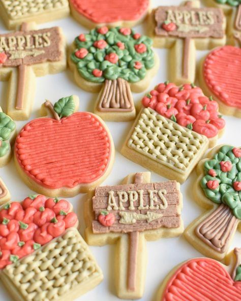 Back To School Buttercream Cookies, Apple Cookies Decorated, Apple Pie Decoration, Fall Bakery, School Cakes, Autumn Cookies, Buttercream Cookies, School Cookies, Pie Decoration