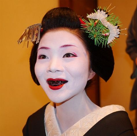 Geisha Makeup, Japan Makeup, Black Teeth, Teeth Art, Crooked Teeth, Big Teeth, Ancient Japan, Teeth Braces, Smile Teeth