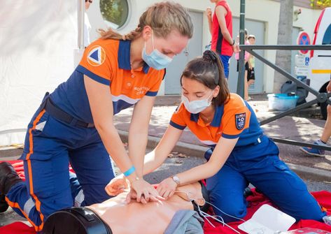 As of January this year, Aotearoa New Zealand became just the second country (after Canada) to adopt a groundbreaking new procedure for patients experiencing cardiac arrest. Learn Cpr, Cpr Certification, Basic Life Support, First Aid Course, Cpr Training, Medical Training, Safety Training, Cpr, Paramedic