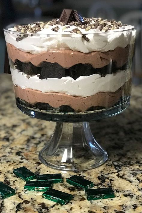 Looking for the best dessert recipes? Try baking this chocolate trifle. Use brownie mix, chocolate pudding mix, condensed milk, whipped cream, and candy to make this quick and easy trifle for an easy dessert. Punch Bowl Cake Recipe Chocolate, Quick And Easy Trifle, Choc Trifle Desserts, Brownie Trifle Recipes, Easy Brownie Trifle, Easy Trifle Desserts, Chocolate Cake Trifle, Condensed Milk Whipped Cream, Easter Trifle Desserts