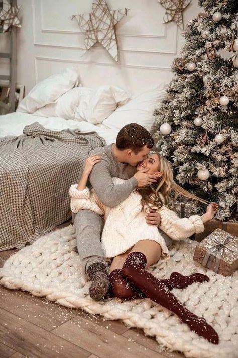 Christmas Photography Ideas, Christmas Photography Couples, Photography Ideas For Couples, Christmas Couple Photos, Christmas Couple Pictures, Christmas Poses, Christmas Family Photoshoot, Xmas Photos, Holiday Photoshoot