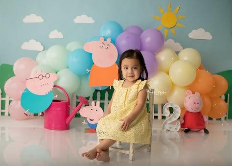 Peppa Pig Photoshoot, Peppa Pig Photo Shoot Ideas, Pig Birthday Party Decorations, Peppa Pig Birthday Party Ideas, Pig Birthday Party Ideas, Pooh Bebe, Peppa Pig Decorations, Peppa Pig Birthday Party Decorations, Cake Colors