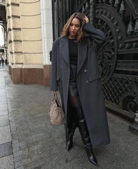 Gray Trench Coat Outfit, November Fashion, Double Breasted Overcoat, Trench Coat Outfit, Grey Trench Coat, Suit Collar, Middle Age Fashion, Grey Coat, Autumn Outfits