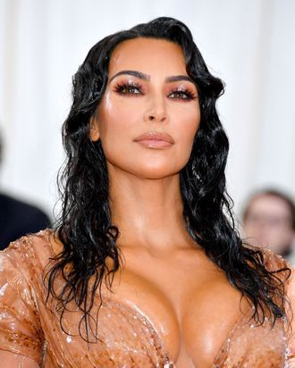 Wet Look Makeup, Kim Kardashian Met Gala, Kardashian Met Gala, Met Gala Makeup, Honey Skin, Dumpling Skin, Red Carpet Hair, Celebrity Makeup Looks, Vegan Bag