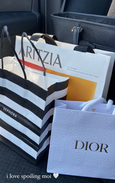 Shopaholic Aesthetic, Sephora Dior, Sephora Bag, Eye Makeup Images, Shopping Aesthetic, Apple Watch Fashion, Vision Board Images, Closet Renovation, Dior And I