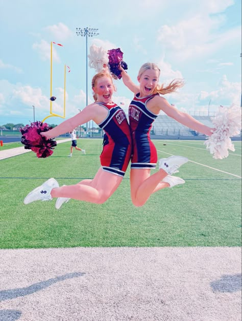 #preppy #preppypic #preppyinspo #preppyfilter #preppyvsco #vsco #pic #pose #friends #highschool #football #cheer #cheerleading Pose Friends, Cheerleading Picture Poses, Cheer Jumps, Cheerleading Poses, Highschool Football, Cheer Games, School Football Game, Cheer Team Pictures, Sideline Cheer