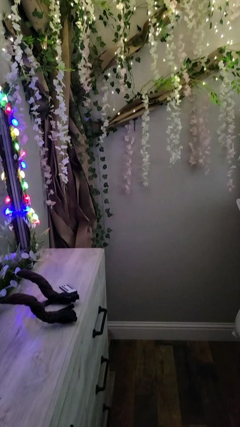 butcher paper, vines, flowers and fairy lights! Diy Wisteria, Paper Vines, Fairy Lights Diy, Flower Room Decor, Vines Flowers, Room Decor Videos, Fairy Bedroom, Fairy Room, Wisteria Tree