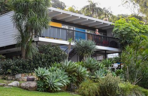 Coastal Garden Australia, Beachcomber House, Beach Bungalow Exterior, 1950 House, Garden Australia, Mid Century Modern Ideas, Stilt House, Coastal Garden, Architecture Styles