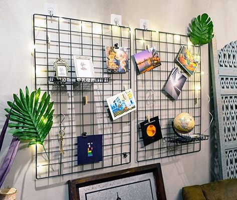 Wire Net Wall Decoration, Wall Grid Decor Ideas, Aesthetic Wall Grid Ideas, Wall Grid Aesthetic, Metal Grid Wall Decor, Wall Grid Ideas, Wire Grid Wall Display, Grid Wall Decor, Grid Wall Display