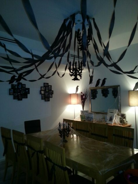 Cosplay Party Decorations, Black Streamers Halloween, Halloween Streamer Backdrop, Streamer Decorations Ceiling, Crepe Paper Halloween Decorations, Streamers Decorations Ceiling, Halloween Streamer Ideas, Crepe Streamer Ideas, Crepe Streamer Decorations