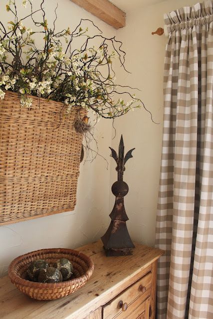 baskets and gingham Cortinas Country, Check Curtains, Deco Nature, Wicker Basket, Farmhouse Dining, Buffalo Check, Baskets On Wall, Primitive Decorating, Cottage Decor