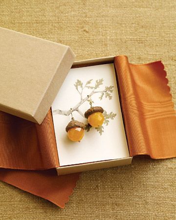 Great way to display. Packaged and ready to give as a gift to well-deserving you or a friend. I love the fabric detail. Packaging For Earrings, Acorn Caps, Acorn Earrings, Acorn Ornaments, Packaging Idea, Handcrafted Beaded Jewelry, Fall Lovers, Acorn Crafts, Packaging Diy