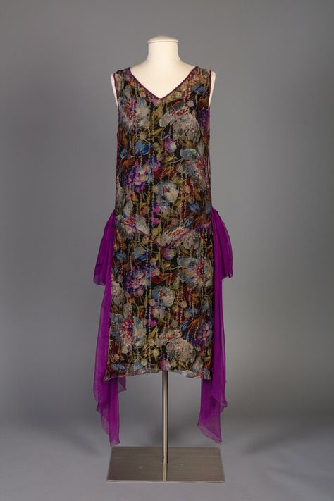 Date circa 1925 1920s Purple Dress, 1920s Drop Waist Dress, 1925 Fashion, 1920s Evening Dress, 1920s Looks, 1920s Dresses, Drop Waist Skirt, Purple Evening Dress, 1920's Fashion