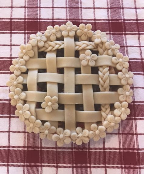 Cute Pie Tops, Blueberry Pie Decoration, Cute Pie Crust Ideas, Pretty Pie Designs, Pretty Pies Crust, Pie Crust Patterns, Cute Pie Designs, Fun Pie Crust Designs, Cute Pie Crust Designs