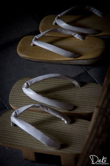 Japanese sandals, Zori and Geta Zori Sandals, Traditional Sandals, Japanese Sandals, Asian Shoes, Geta Sandals, Memoirs Of A Geisha, Kimono Design, Japanese Geisha, Japanese Hairstyle