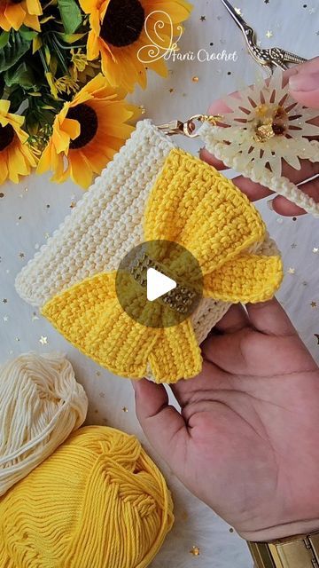 Shareem Stephanie Ruiz on Instagram: "¡Disfruta el procesó! ✨️💛  Si te gustaría aprender crochet como terapia puedes escribir al mensaje directo para hablarte de los talleres que manejo para principiantes.   💛En Panamá esta próximo a comenzar el año escolar y estas bolsitas ( Monederos ) son ideal para generar ingresos extras ya que las niñas y adolescentes les gusta mucho este tipo de tejidos para guardar sus " cositas " y dinero diario para el colegio 😊  ✅️Este modelo en específico cuenta con una pequeña correa para sostenerla que se puede quitar y poner. También cuenta con un decoración en resina y se puede personalizar con nombre.  Si te gustaría el video tutorial déjame saber en los comentarios con un "YO QUIERO "👇  ‼️Este patrón No es un diseño original de mi persona, en estos úl February 10, Video Tutorial, Free Pattern, I Shop, Amigurumi, Crochet, Pattern, On Instagram, Instagram