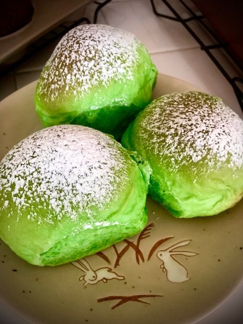 Pandan Bread, Pandan Recipe, Coconut Roll, Croissant Recipe, Thai Coconut, Filipino Desserts, Choux Pastry, Bread And Pastries, Looks Yummy