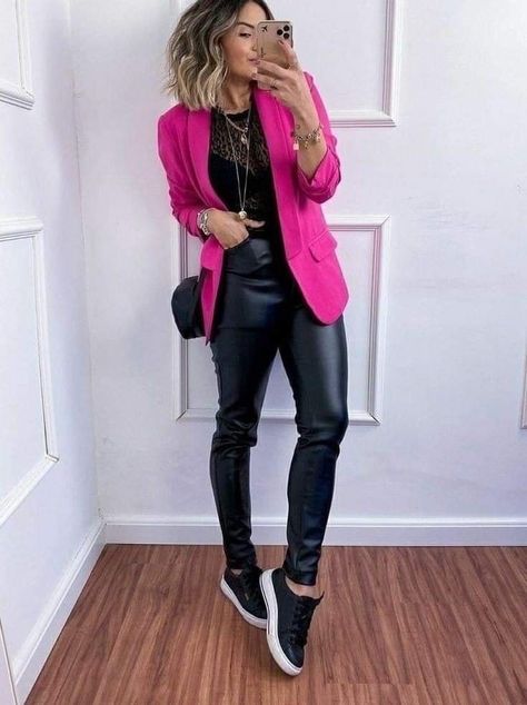 El Chismecito - Looks con pantalones de Vinipiel 🖤🖤🖤🖤 | Facebook Pink Blazer Outfit, Blazer Outfits Casual, Blazer Outfits For Women, Black Leather Pants, Pink Blazer, Casual Work Outfits, Look Book, Blazer Outfits, Casual Fall Outfits