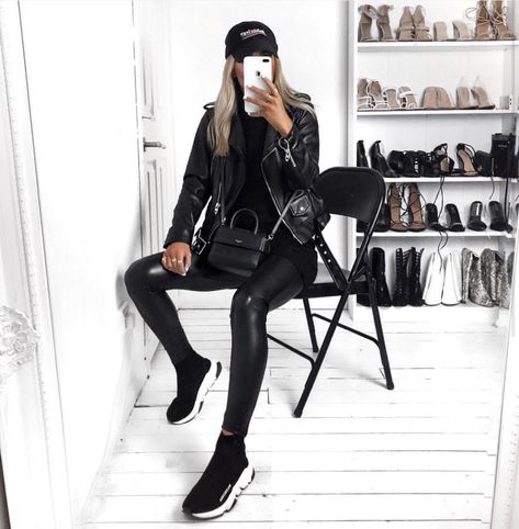 Balenciaga Trainers Outfit, Balenciaga Sock, Trainers Outfit, Oversized Clothes, Leggings Outfits, Stylish Winter Outfits, Women's Outfits, Famous Models, Outfit Look