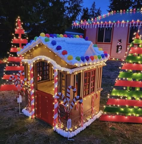 Playhouse Christmas Decorations, Xmas Float Ideas, Ginger Bread Float Ideas, Grinch Lights Outside, Gingerbread Christmas Float Ideas, Play House Gingerbread House, Little Tikes Playhouse Gingerbread House, Gingerbread House Outdoor Decorations Christmas Yard, Kids Playhouse Christmas Decor