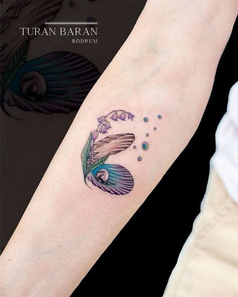 130 Shell Tattoos Make You Wonder Sea Life | Art and Design Flower And Pearls Tattoo, Colorful Seashell Tattoo, Shell Pearl Tattoo, Pearl Tattoo Ideas, Pinapple Tattoos, Tattoo Crystal, Hawaii Tattoo, Tattoo Sea, Pearl Tattoo