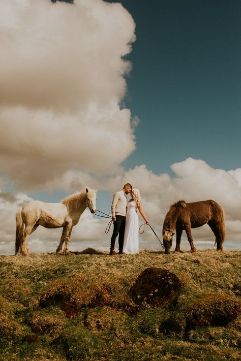 Horse Engagement Photos, Horse Wedding Photos, Western Engagement Pictures, Western Engagement Photos, Photo Men, Field Engagement Photos, Western Engagement, Bride Ideas, Horse Wedding