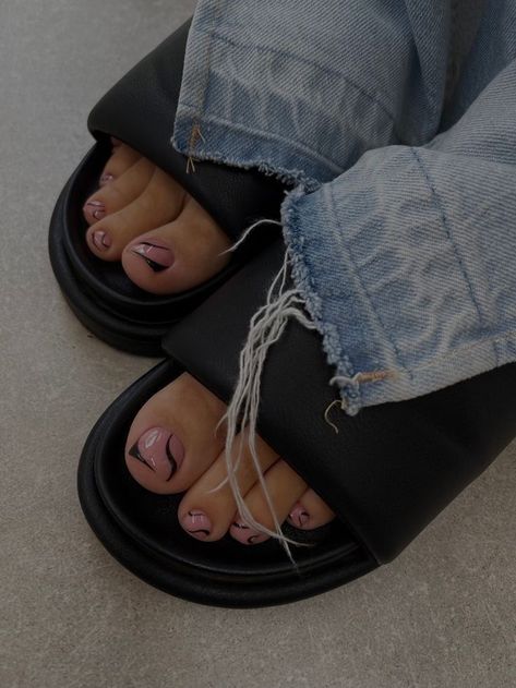 Cute Toenail Ideas, 2024 Toe Nail Trends, Trending Pedicure Colors, Black Toes With Design, Trending Pedicure, Black Pedicure, Pedicure Colors, Gel Toe Nails, Milky Nails