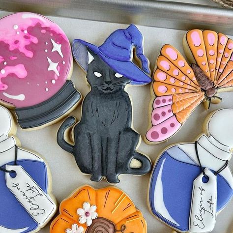 Crystal Ball Cookies, Desserts Halloween, Black Cat Cookies, Galletas Halloween, Witch Cookie, Postres Halloween, Halloween Sugar Cookies, Cat Cookies, Frame Ideas