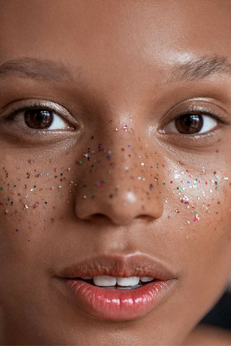 Glitter freckles for a modern makeup look Glitter Wallpaper Iphone, Makeup Looks To Try, Festival Makeup Glitter, Glitter Makeup Looks, Glitter Photography, Make Up Inspiration, Glitter Face, Glitter Eye Makeup, Make Up Looks