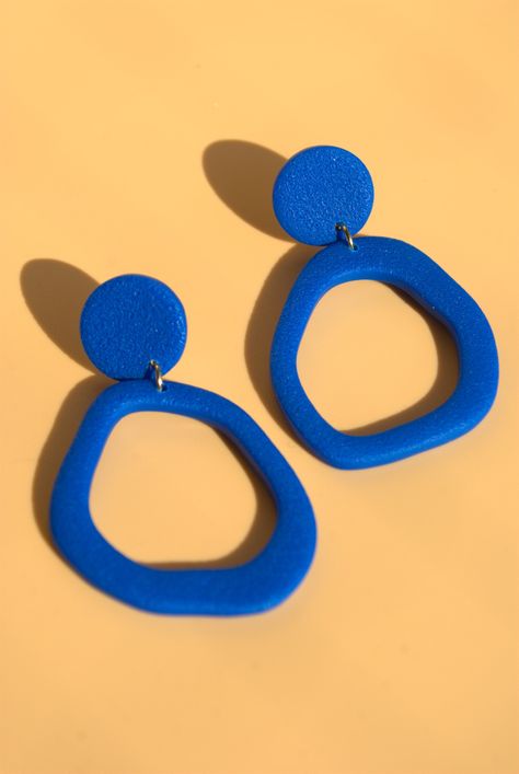 Farbe: Blau Größe: Länge | 5,4cm Breite | 3,3cm Material: Polymer Ton | Chirurgischer Edelstahl mit 24k Vergoldung | Resin Alle Schmuckstücke sind mit Liebe einzeln handgefertigt, so dass sie von der Abbildung minimal abweichen können! Dies macht jedes einzelne Schmuckstück zu einem Unikat! Minimal Clay Jewelry, Fimo Jewelry, Diy Schmuck, Jewelry Unique, Diy Earrings, Girls Best Friend, Clay Jewelry, Clay Crafts, Handmade With Love