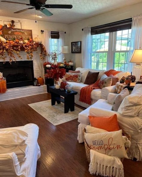 Fall Aesthetic Living Room Ideas, Apartment Decorating Holidays, Fall Decor Inspo Living Room, Fall Vibes Aesthetic Living Room, Cozy Autumn Home Living Room, Autumn Decor Apartment, Fall Theme Apartment, Fall Decor Living Room Apartment, Fall Decor Ideas For Dining Room