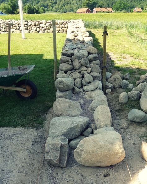 07`13 Stenmur, sten staket, gärdsgårdsmur / Dry Stone Wall, Stone fence Diy Stone Fence, Stone Fence Wall, Stone Wall Garden, Rock Fence, Building A Stone Wall, Stone Walls Garden, Stone Fence, Stone Landscaping, Stone Retaining Wall